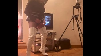 Preview 3 of Lavany Bittencourt - Aluna wanking in White Thighboots