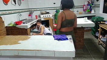 Preview 2 of Raylene Bathtub - me arregla la coladera de mi pussy el sexi plomero