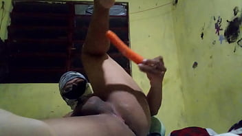 Preview 3 of Woodman Petra - Jugando con mi culo y una zanahoria