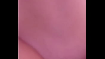 Preview 2 of Girl Puts Ice Cubes In Ass - ninfetinha do bundao,  dando para o tiuzao enquanto falava com seu namorado,  essa vadia nao tem jeito