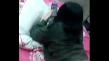 Preview 3 of Girl Puts Ice Cubes In Ass - ninfetinha do bundao,  dando para o tiuzao enquanto falava com seu namorado,  essa vadia nao tem jeito
