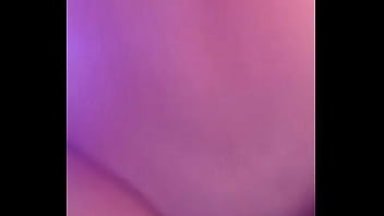 Preview 1 of Girl Puts Ice Cubes In Ass - ninfetinha do bundao,  dando para o tiuzao enquanto falava com seu namorado,  essa vadia nao tem jeito
