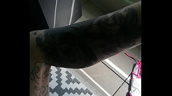 Preview 1 of Gid Boy Child - Auf dem Balkon gefickt w&auml_hrend die Nachbarn zuh&ouml_ren k&ouml_nnen. Natascha Foxxx gibt Handjob mit Creampie &uuml_ber Ihre g&ouml_ttliche Pussy