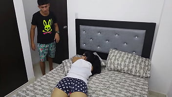 Preview 1 of Moms Xxx New Sex - MASAJE CON FINAL FELIZ A MI HERMANASTRA DESPU&Eacute_S DEL COLEGIO-SSPRODUCCIONESS 1 PARTE