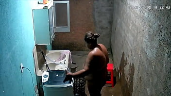 Preview 3 of South Africa Xvideo Blue - Camera escondida - Vizinha se masturba no quintal de casa e seu vizinho a observa pela c&acirc_mera Escondida