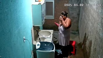 Preview 1 of South Africa Xvideo Blue - Camera escondida - Vizinha se masturba no quintal de casa e seu vizinho a observa pela c&acirc_mera Escondida