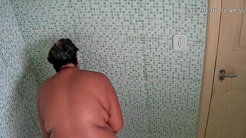 Preview 4 of Surveen Chawla - Madrasta foi gravada tomando banho pelo seu enteado e fudendo sua grande buceta