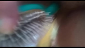 Preview 1 of Arab Man Fuck Russian Girl - Putinha brincando com a escova de cabelo