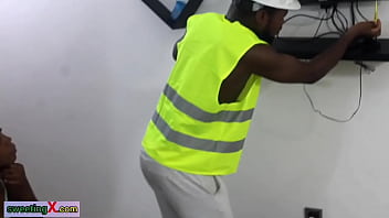Preview 2 of Beki Kinantot - L&#039_ ing&eacute_nieur d&#039_ &eacute_lectricit&eacute_ a bais&eacute_ madame Lena alors qu&#039_ il est venu r&eacute_parer la t&eacute_l&eacute_vision. Je voulais juste sucer sa bite mais il m&#039_a fortement bais&eacute_ toute la nuit jusqu&#039_&amp_a