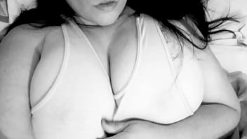 Preview 4 of Bajwa Gee - Ando calentita tocandome las gomas,  te gustar&iacute_a ver un poco?