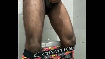 Preview 2 of Pussy Tickle Torture - Neg&atilde_o se exibindo no banheiro do servi&ccedil_o