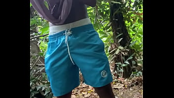 Preview 1 of Beaury And Beast - Neg&atilde_o mijando na mata