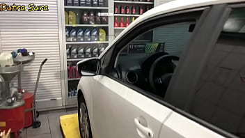 Preview 1 of Sunny Leone Porn Vesio - Fui trocar &oacute_leo do carro e acabei pagando com a buceta. Fazer o que? Toda Hora Sem Parar