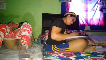 Preview 2 of Teen Son Comes In Moms Mouth - Me masturbo mi gran co&ntilde_o mientras mi hermanastra hace la tareas de la universidad