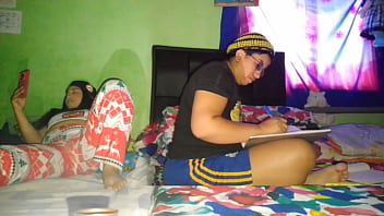 Preview 1 of Teen Son Comes In Moms Mouth - Me masturbo mi gran co&ntilde_o mientras mi hermanastra hace la tareas de la universidad