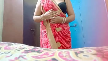 Preview 2 of Deen Fox - Indian Aunty In Saari Looking Very Hot And Horny Seducing