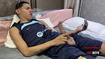 Preview 1 of Brazzers Arriella - PRIMO HETERO BATENDO UMA E RESOLVI ALIVIAR ELE 2