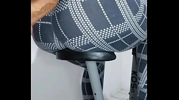 Preview 1 of Mom Bigbtits - Depois de pedalar meu instrutor da academia comeu minha buceta e meu cu -morena-gaucha-hot