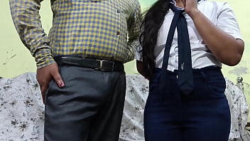 Preview 1 of Www Xnxx Stud Futtage Com - देसी लड़की का ऑफिस में पहला दिन था तो लड़की ने वर्क पूरा नहीं कर पाही तो बॉस ने ऑफिस में ही चोद दिया।हिंदी क्लियर वॉइस।