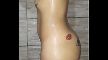 Preview 2 of Oma Fat Hot - Teen 18 a&ntilde_os en la ducha masturbarmdose