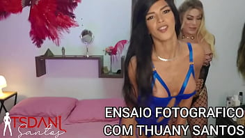 Preview 2 of Momson 0 - Vem com as gostosas,  Daniela Santos em um ensaio fotografico antes de fazer uma Cena com a modelo Thuanny Santos.
