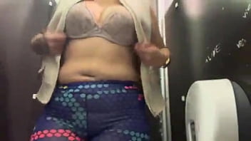 Preview 3 of Brazzer Small Boy Sex - Ela sentou na minha rola pilotando a moto !E mostrou a buceta e ficou muito excitada na academia treinando!