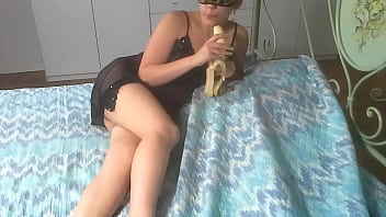 Preview 3 of Xxnxx Mvie - Skinny Jennifer mi scopo la banana con la bocca