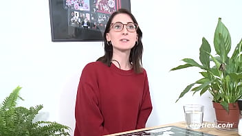 Preview 1 of Bfx X X X - Ersties: Geile 20-j&auml_hrige Magdeburgerin vergn&uuml_gt sich leidenschaftlich