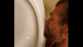 Preview 1 of Video Xx69xxcom - Bum Nate licks a toilet for my approval