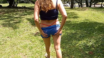 Preview 2 of Mom Whit Baby - en el parque Quien no quiere tener una Vecina asi de cachonda mostrado su tetas y culo en p&uacute_blico  xvideo RED segunda parte  completo