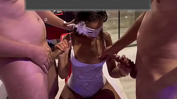 Preview 2 of Ms Roze 1 - Morena se acaba na piroca de dois marmanjo