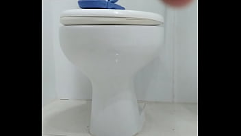Preview 1 of Awek Jb - Masturbando e gozando no solado do meu chinelo havaianas power azul