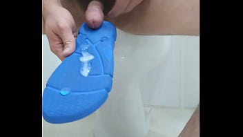Preview 4 of Awek Jb - Masturbando e gozando no solado do meu chinelo havaianas power azul