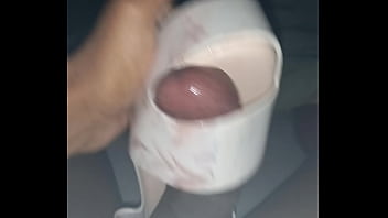 Preview 1 of Iris Van Heyden Strangling - Melissa mar da amiga,  peguei de novo pra aliviar muito leite quente nela.