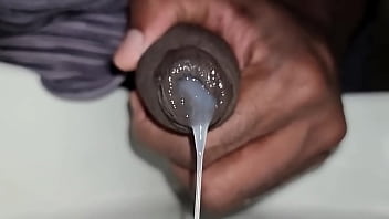 Preview 2 of Gay Mamando Old Men - O tes&atilde_o derramado em c&acirc_mera lenta na pia do banheiro. #uncut #BBC #cum