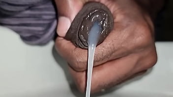 Preview 3 of Gay Mamando Old Men - O tes&atilde_o derramado em c&acirc_mera lenta na pia do banheiro. #uncut #BBC #cum