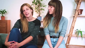 Preview 1 of Saimll Girls Xxx - Ersties: S&uuml_&szlig_e Saarl&auml_nderinnen machen miteinander rum