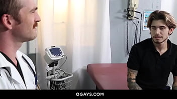Preview 1 of Sin Jebe Mamu Dok Spava - Ryan Kneeds helps the doctor Nate Stetson with his cock