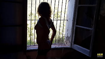 Preview 3 of Xvideos Dubai Bangla - Madurita nos muestra su culito en la casa abandonada.