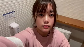 Preview 1 of Very Young Pee - 今日も隣でト◯レしてる人がいるのにオナニーしてやってはいけないことに興奮する女子◯生。