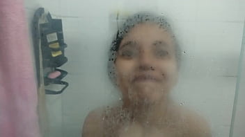 Preview 3 of Tube Teej - TOMANDO BANHO COM O VELHO DO BLUEZAO QUERENDO FAZER PUTARIA COMIGO