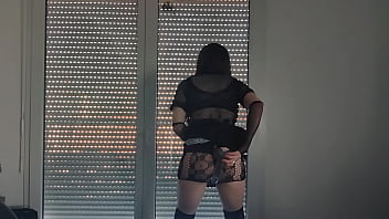 Preview 1 of Home Porncom - Regarde sous la jupe de la travesti faire rebondir sa queue avant de se d&eacute_shabiller