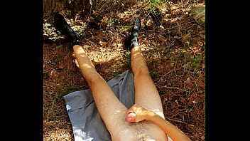Preview 2 of Ges Girls - Je me vide cach&eacute_ a cot&eacute_ d&#039_une plage nudiste