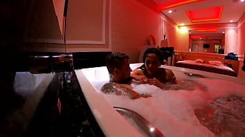 Preview 2 of Xxxsixmom Hd - A Morena acordou com vontade de dar o cu na agua Mr Matusalem - Natzinha Morena