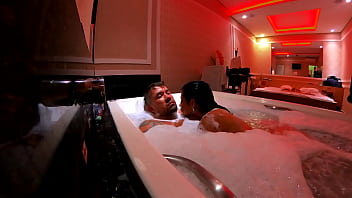 Preview 1 of Xxxsixmom Hd - A Morena acordou com vontade de dar o cu na agua Mr Matusalem - Natzinha Morena