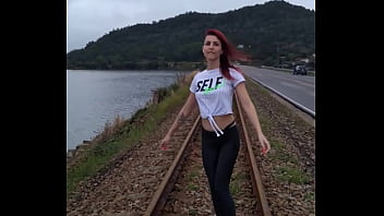 Preview 2 of Vip Pakistani Girl - Pernocas com os seios de fora nos trilhos do trem em Laguna