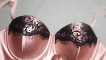 Preview 2 of Sasha Gery Anal Hd - Me masturb&eacute_ sobre la lencer&iacute_a de sat&iacute_n de mi mejor amiga,  le dej&eacute_ todo mi semen,  no me deja conjermela,  as&iacute_ que me vengo sobre su lencer&iacute_a