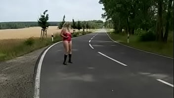 Preview 3 of Kira Q - Exibi&ccedil_&atilde_o em auto estrada de tetas de  fora