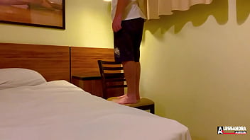Preview 2 of Hd Zezzers - chamei meu vizinho pra arrumara l&acirc_mpada,  n&atilde_o resisti e comecei a chupar Pau dele (completo no RED)