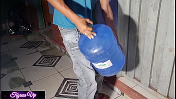 Preview 2 of Larki Muth Kasa Marti Ha - o dia que eu nao quis transar na hora ai a tigresa deu pro entregador de agua